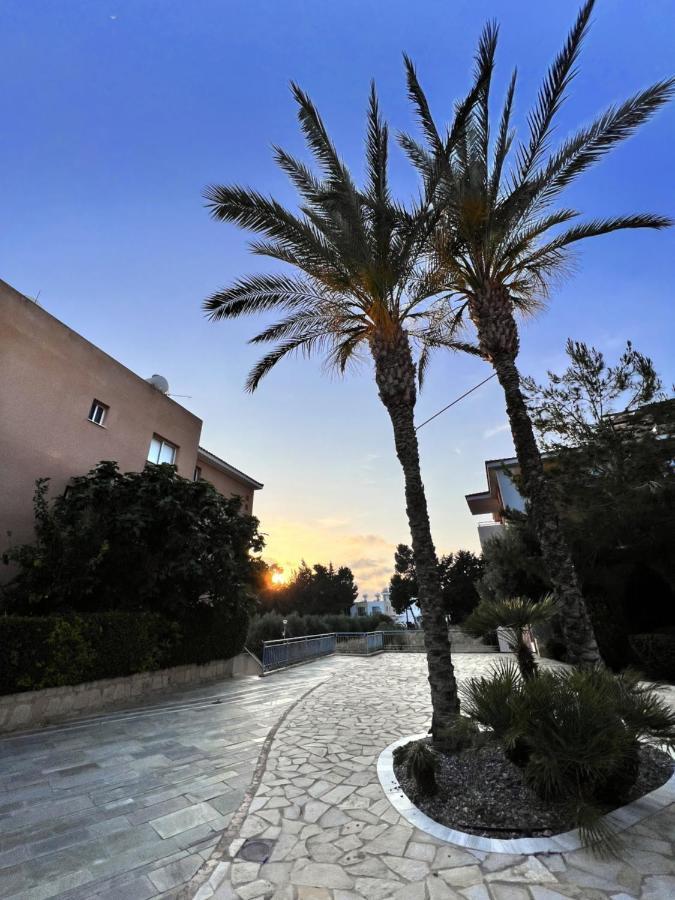 Iris Village Paphos Bagian luar foto