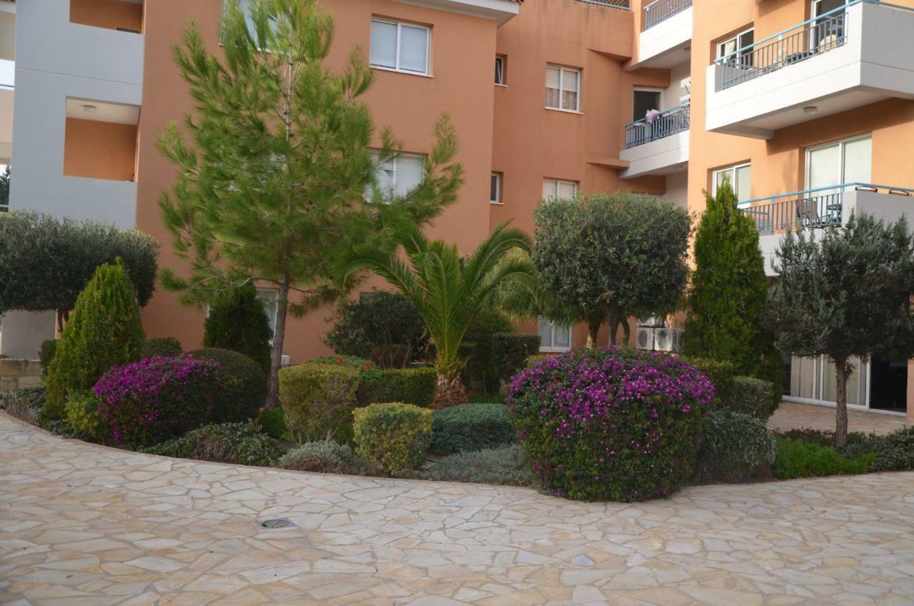 Iris Village Paphos Bagian luar foto