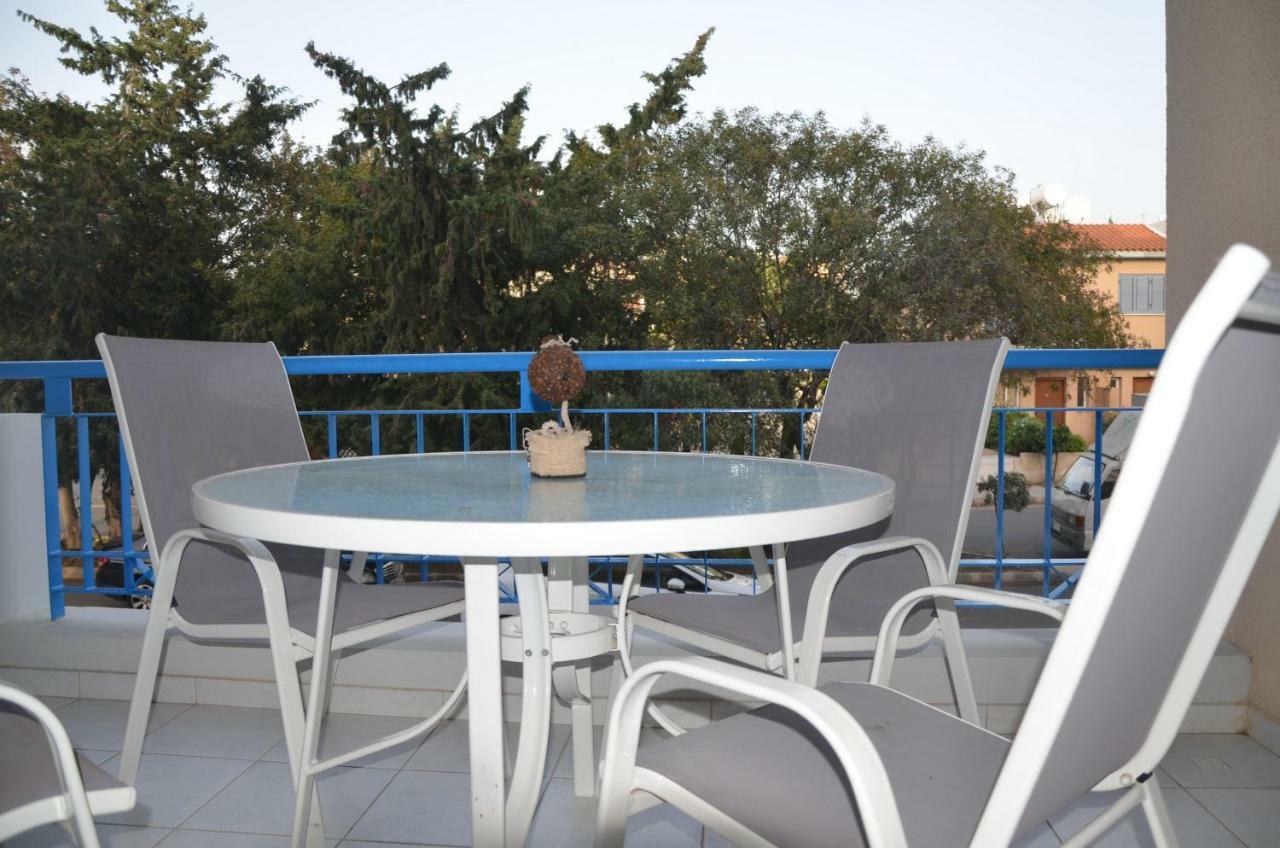 Iris Village Paphos Bagian luar foto