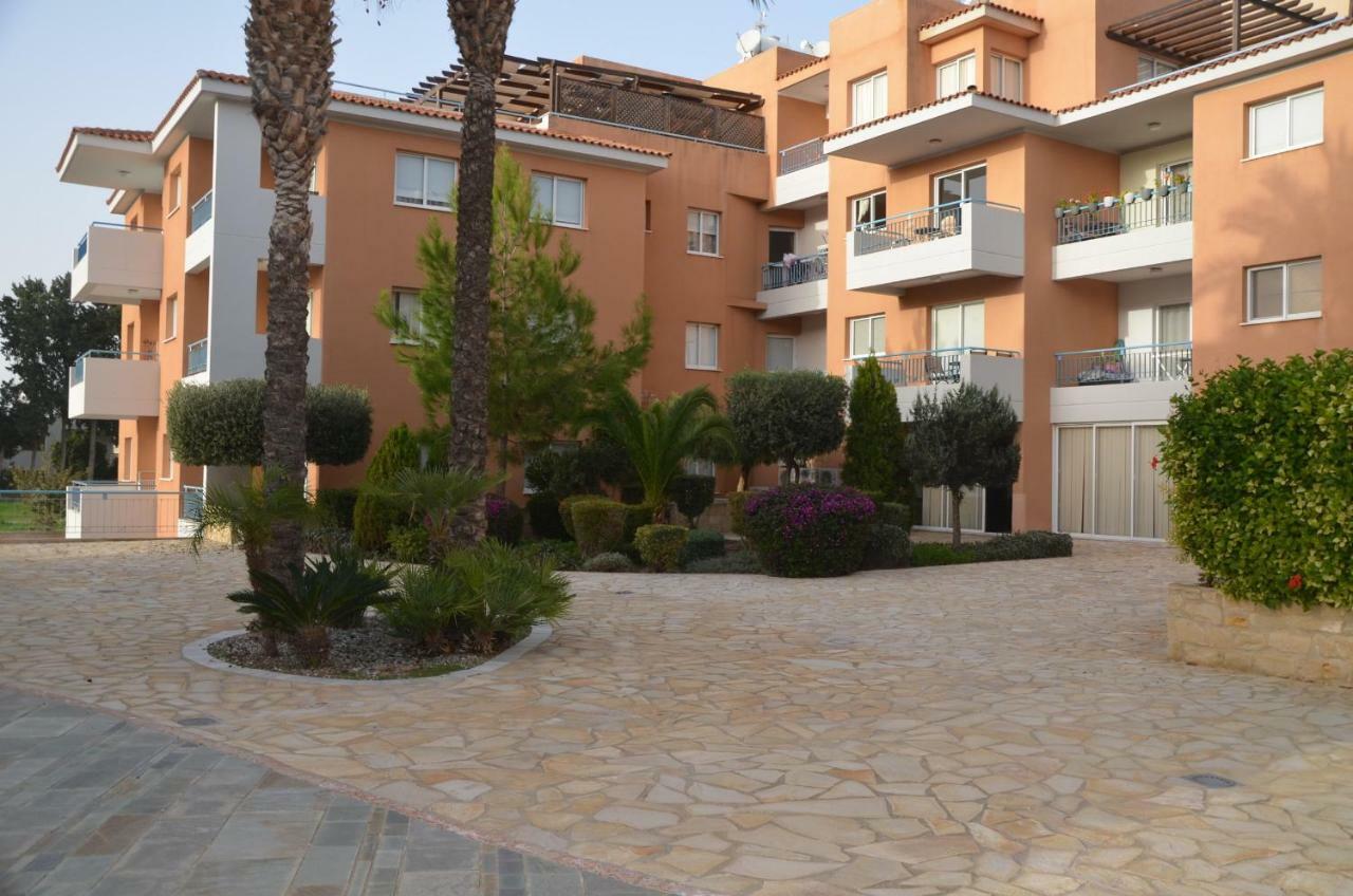 Iris Village Paphos Bagian luar foto