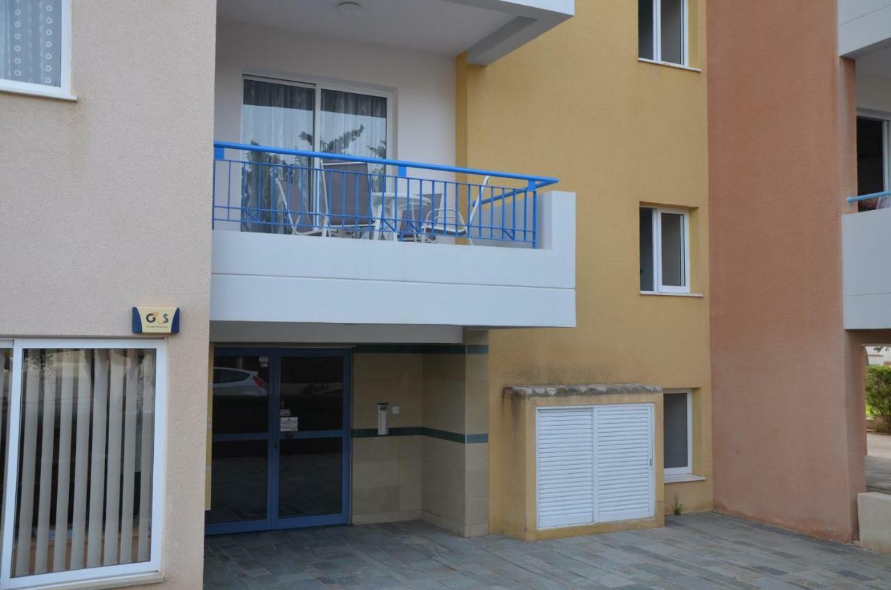 Iris Village Paphos Bagian luar foto