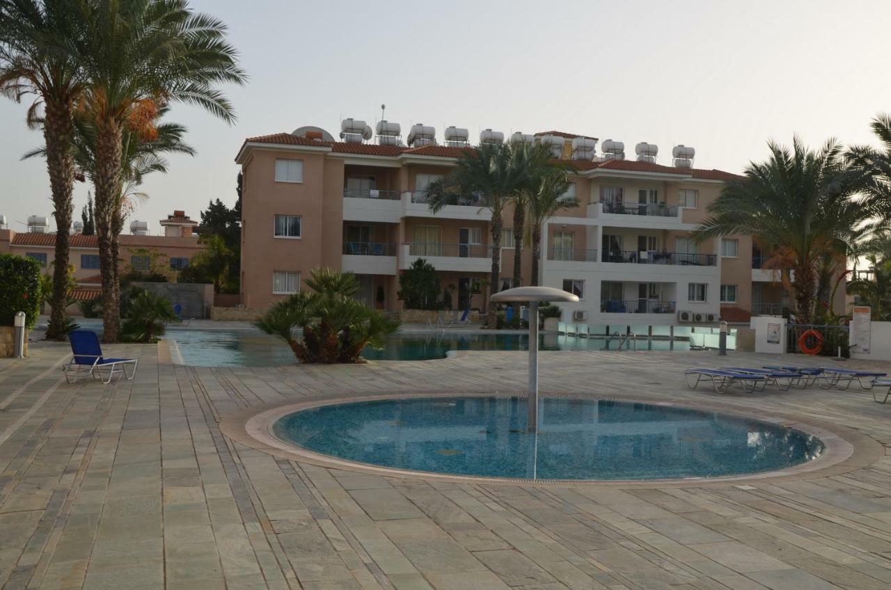 Iris Village Paphos Bagian luar foto
